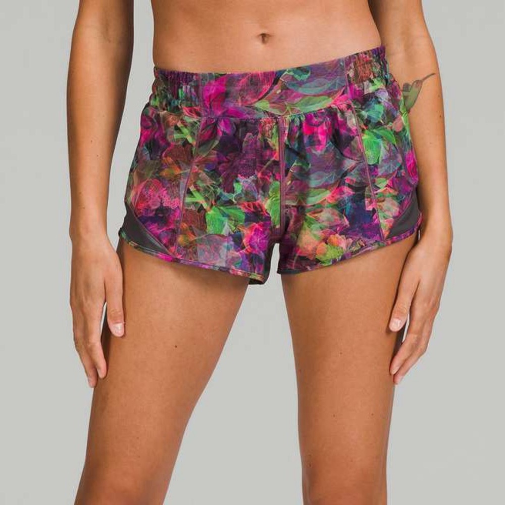Lululemon Hotty Hot Low-Rise Lined Short 2.5" size 2 in Vivid Floral Tone Multi
